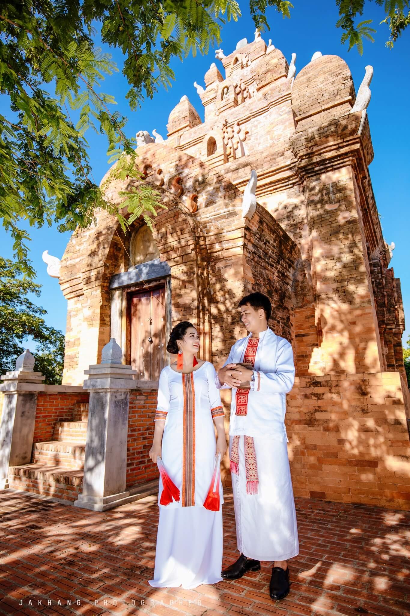 Chụp ảnh cưới ở đền tháp Po Rome [Ảnh: Quảng Minh Kháng]